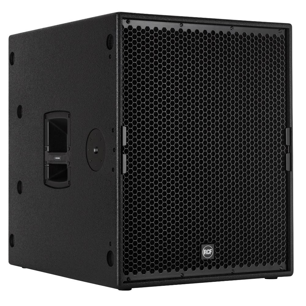 סאבוופר מוגבר RCF SUB 9004-AS – מבט בזווית עם תושבת צד לעמוד